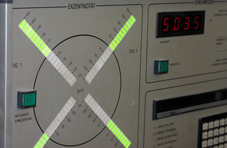 Diameter and eccentricity measuring instrument